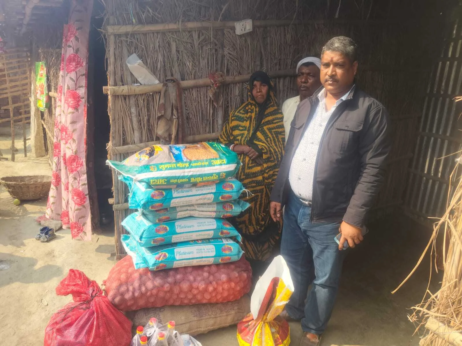 गरीबी के आगे हारी जिंदगी: इलाज के अभाव में अस्पताल से डिस्चार्ज हुई महिला ने रास्ते में तोड़ा दम; समाजसेवी राजू सहनी ने पहुंचकर दिया 6 महीने का राशन 3