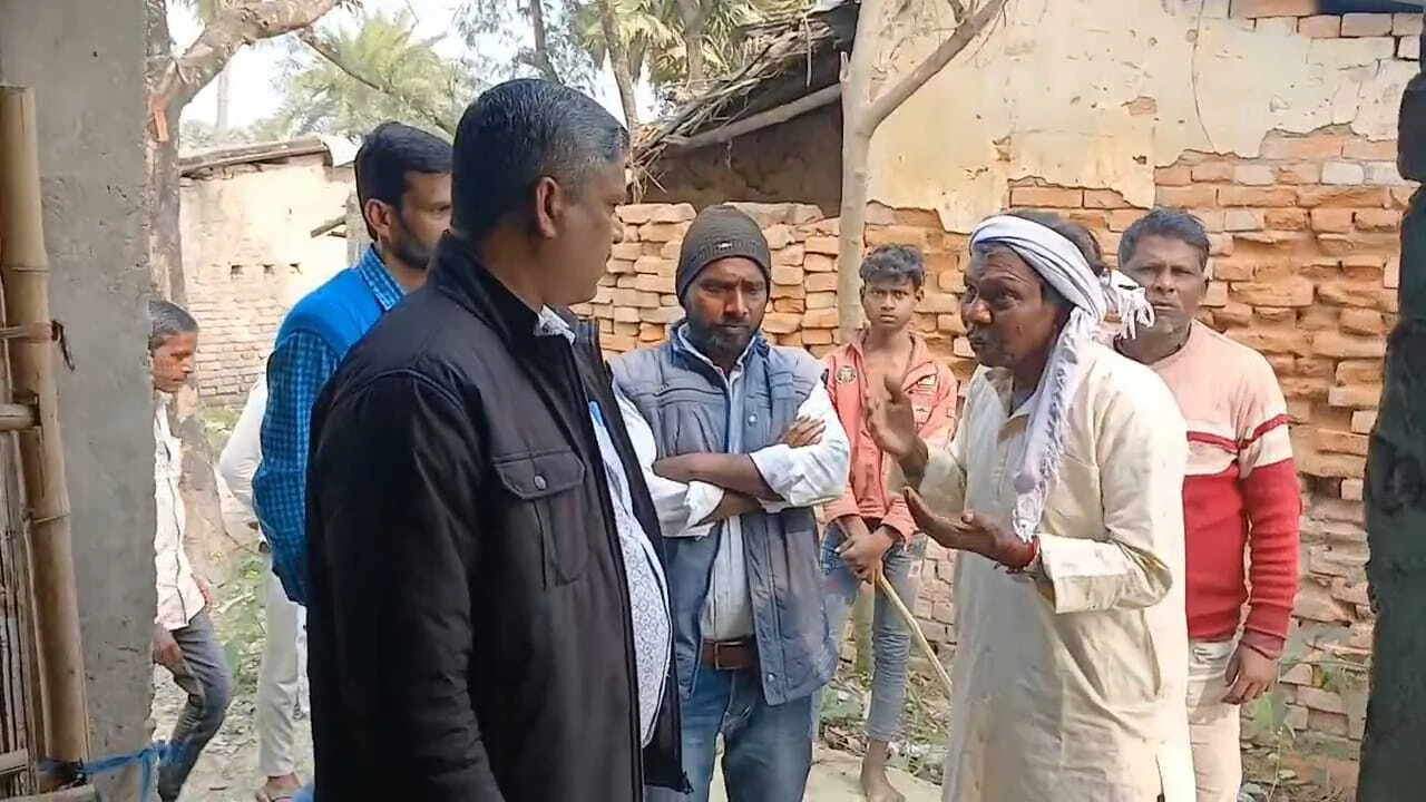 गरीबी के आगे हारी जिंदगी: इलाज के अभाव में अस्पताल से डिस्चार्ज हुई महिला ने रास्ते में तोड़ा दम; समाजसेवी राजू सहनी ने पहुंचकर दिया 6 महीने का राशन 2