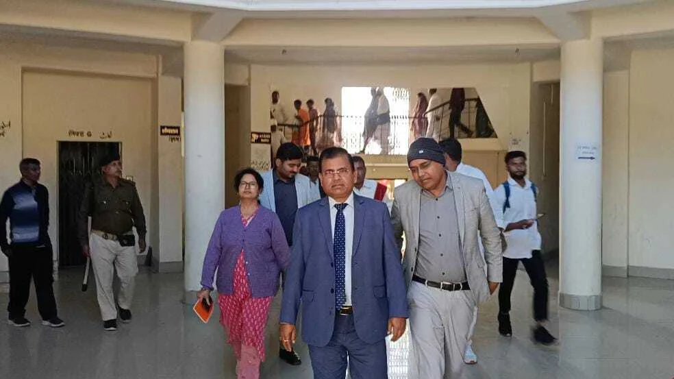 जिलाधिकारी बेगूसराय श्रीकांत शास्त्री का बछवाड़ा दौरा: विकास कार्यों की समीक्षा की, लेकिन आम जनता की अनसुनी की कसक रही बरकरार 2