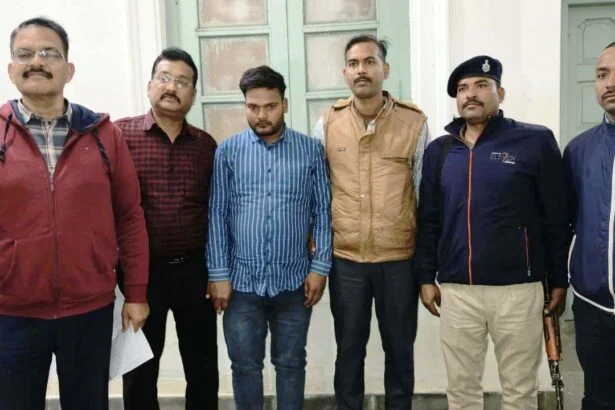 नालंदा में निगरानी की बड़ी कार्रवाई, रिश्वत लेते राजस्व कर्मचारी रंगे हाथ गिरफ्तार, जमीन परिमार्जन के नाम पर घूसखोरी 3