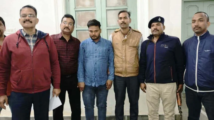 नालंदा में निगरानी की बड़ी कार्रवाई, रिश्वत लेते राजस्व कर्मचारी रंगे हाथ गिरफ्तार, जमीन परिमार्जन के नाम पर घूसखोरी 1