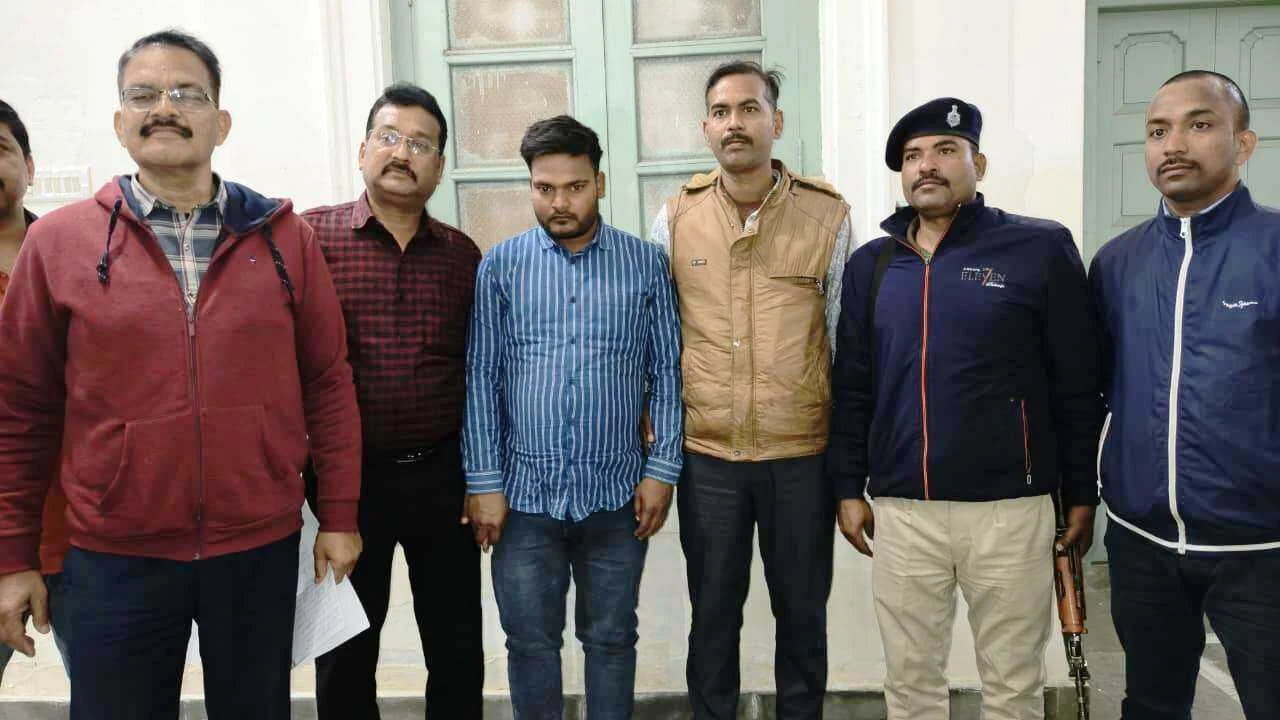 नालंदा में निगरानी की बड़ी कार्रवाई, रिश्वत लेते राजस्व कर्मचारी रंगे हाथ गिरफ्तार, जमीन परिमार्जन के नाम पर घूसखोरी 6