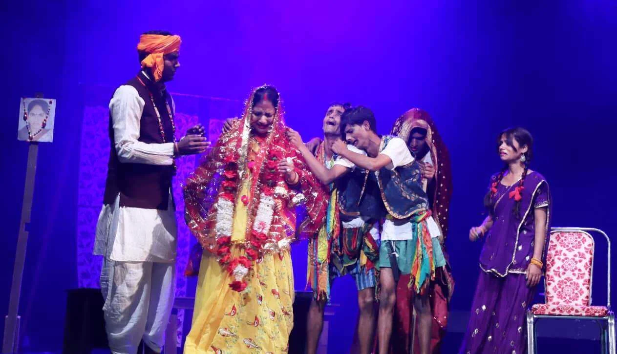 बीहट में नाट्य महोत्सव: 'पश्मीना' ने दर्शकों को रुलाया, तो 'ताग-पाट' ने भोजपुरी लोक संस्कृति से कराया रूबरू 5