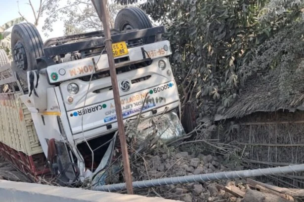 बछवाड़ा के NH-28 पर दो ट्रकों की जोरदार भिड़ंत, झोपड़ी पर पलटा गैस सिलेंडर लदा ट्रक; दो मवेशियों की मौत 3