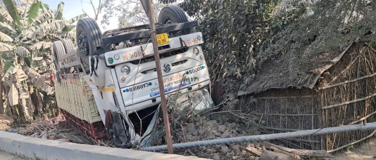 बछवाड़ा के NH-28 पर दो ट्रकों की जोरदार भिड़ंत, झोपड़ी पर पलटा गैस सिलेंडर लदा ट्रक; दो मवेशियों की मौत 7