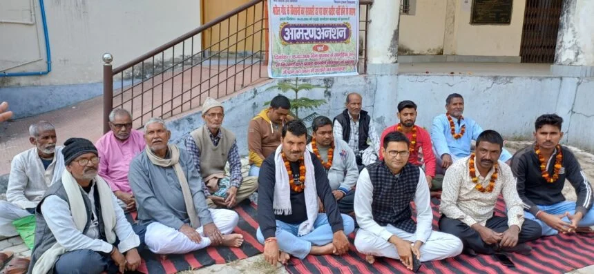 बछवाड़ा में धान खरीद न होने से आक्रोशित किसानों का अनिश्चितकालीन अनशन शुरू, दुसरे दिन प्रखंड मुख्यालय पर जलाएंगे धान 1