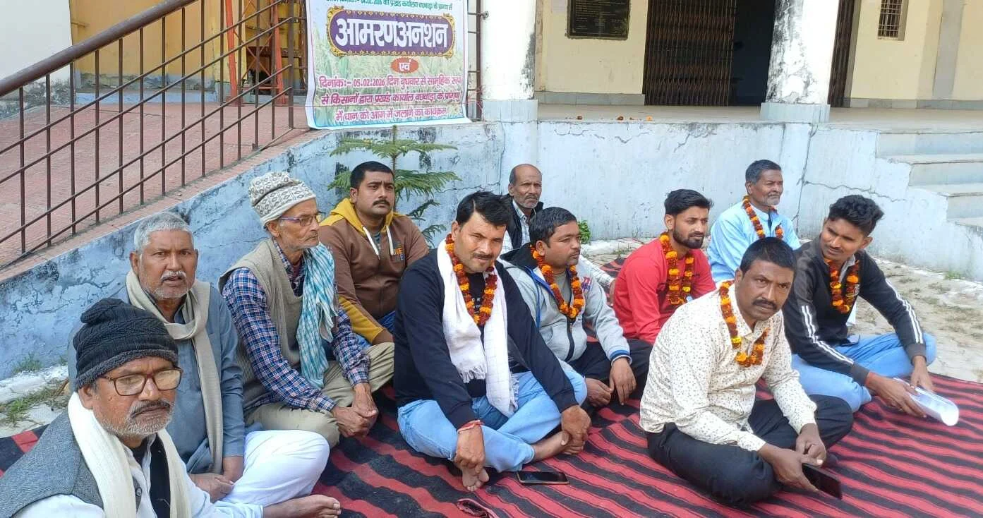 बछवाड़ा में धान खरीद न होने से आक्रोशित किसानों का अनिश्चितकालीन अनशन शुरू, दुसरे दिन प्रखंड मुख्यालय पर जलाएंगे धान 2