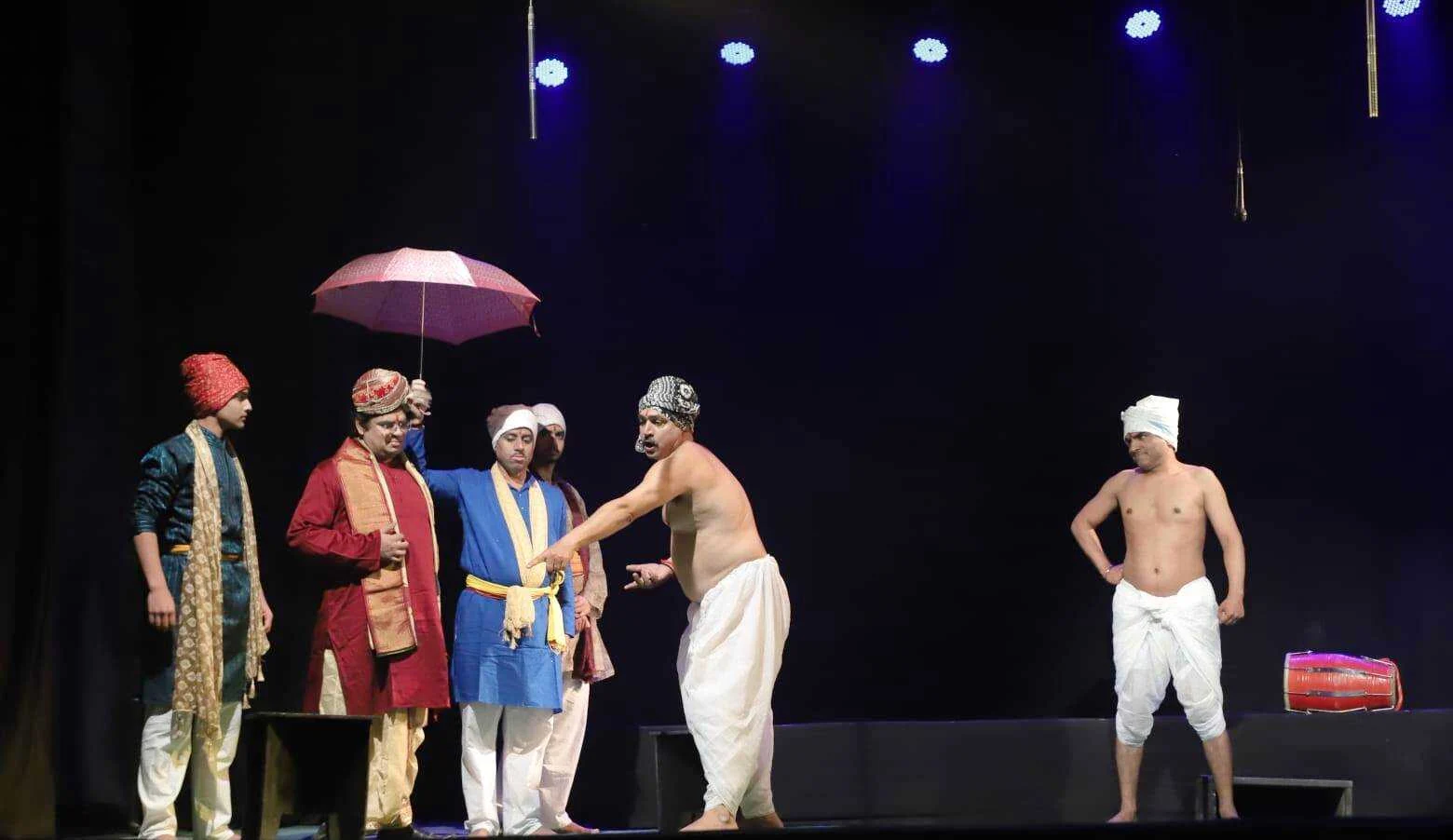 बीहट नाट्य महोत्सव का भव्य समापन: 'विपद ढोलकिया' और 'पंचलाइट' के मंचन ने दर्शकों को किया मंत्रमुग्ध 6