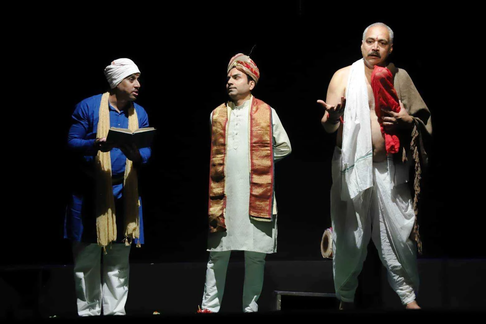 बीहट नाट्य महोत्सव का भव्य समापन: 'विपद ढोलकिया' और 'पंचलाइट' के मंचन ने दर्शकों को किया मंत्रमुग्ध 2