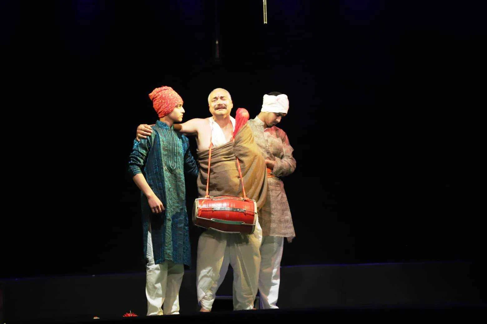 बीहट नाट्य महोत्सव का भव्य समापन: 'विपद ढोलकिया' और 'पंचलाइट' के मंचन ने दर्शकों को किया मंत्रमुग्ध 3