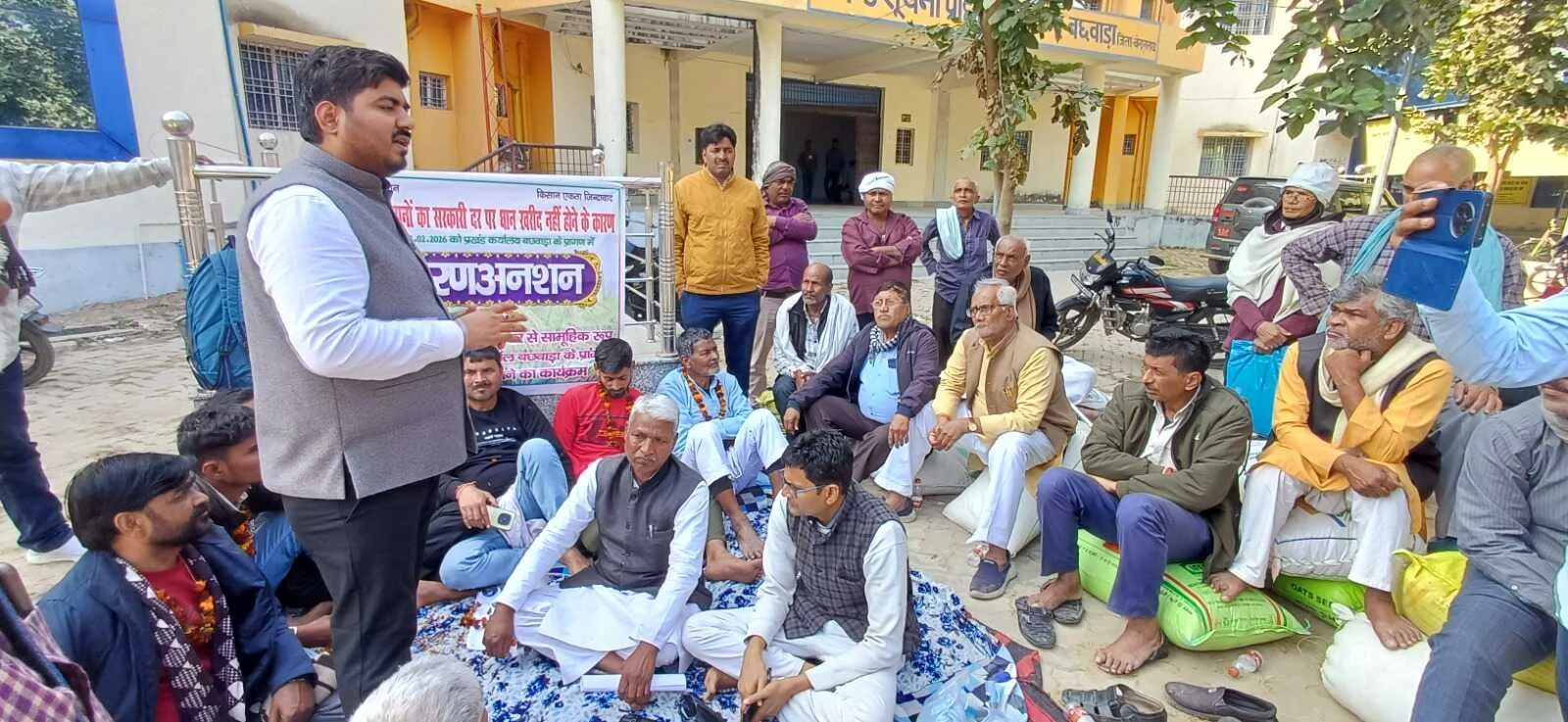 बछवाड़ा में भूख हड़ताल पर बैठे किसानों को बीडीओ ने जूस पिलाकर तुड़वाया अनशन, जल्द शुरू होगी सरकारी दर पर धान खरीद 2