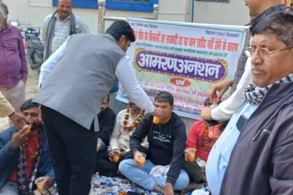 बछवाड़ा में भूख हड़ताल पर बैठे किसानों को बीडीओ ने जूस पिलाकर तुड़वाया अनशन, जल्द शुरू होगी सरकारी दर पर धान खरीद 28