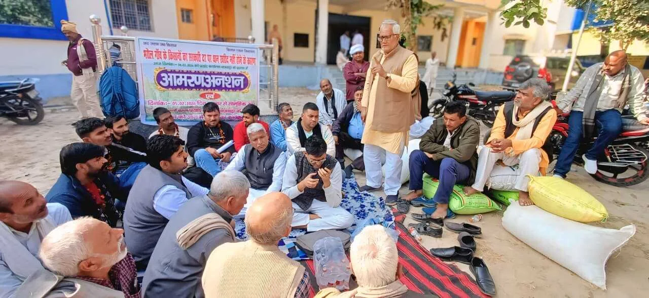 बछवाड़ा में भूख हड़ताल पर बैठे किसानों को बीडीओ ने जूस पिलाकर तुड़वाया अनशन, जल्द शुरू होगी सरकारी दर पर धान खरीद 3