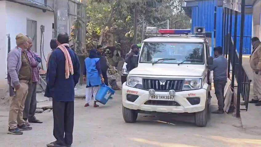 बेगूसराय में तेज रफ्तार ट्रक ने मोटरसाइकिल सवार दो मजदूर को कुचला, एक मजदूर की घटनास्थल पर ही दर्दनाक मौत, दूसरा गंभीर रूप से घायल 2