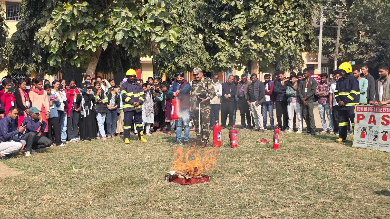 APSM कॉलेज बरौनी में अग्नि सुरक्षा पर विशेष कार्यशाला, CISF की टीम ने छात्रों को सिखाए बचाव के गुर 3