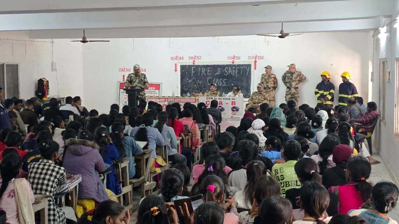APSM कॉलेज बरौनी में अग्नि सुरक्षा पर विशेष कार्यशाला, CISF की टीम ने छात्रों को सिखाए बचाव के गुर 5