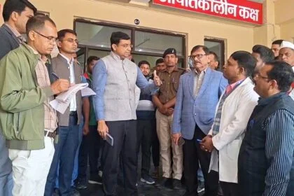 नालंदा जिलाधिकारी अचानक पहुंचे बिहार शरीफ मॉडल अस्पताल,ओटी, इमरजेंसी वार्ड, लेबर वार्ड, ओपीडी समेत पुरे विभाग का किया निरिक्षण,व्यवस्था देख स्वास्थ्यकर्मियों के कार्य को सराहा 16