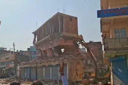 नालंदा: बिहार शरीफ के नाला रोड मे गर्जा बुलडोजर, झुके हुए मकान पर हुआ बुलडोजर एक्शन, गृहिनी ने किया हंगामा 24