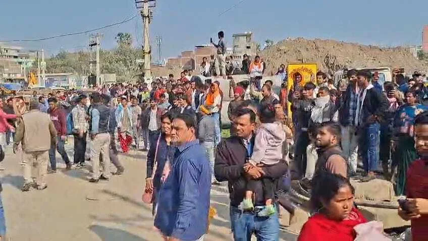 नालंदा: बिहार शरीफ के नाला रोड मे गर्जा बुलडोजर, झुके हुए मकान पर हुआ बुलडोजर एक्शन, गृहिनी ने किया हंगामा 3