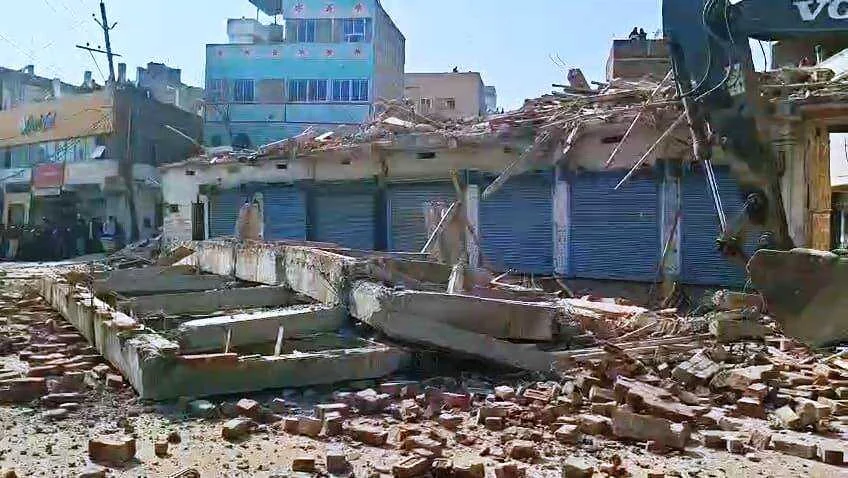 नालंदा: बिहार शरीफ के नाला रोड मे गर्जा बुलडोजर, झुके हुए मकान पर हुआ बुलडोजर एक्शन, गृहिनी ने किया हंगामा 2