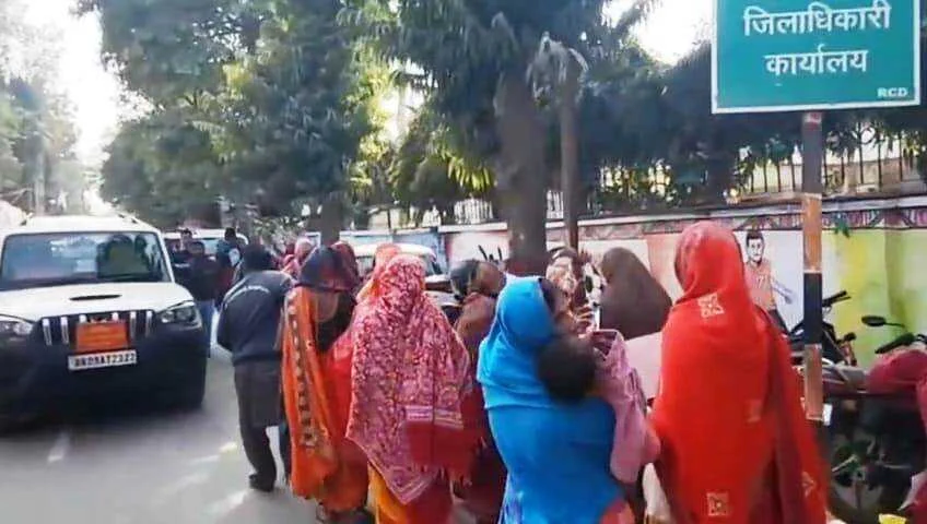 बेगूसराय में बुलडोजर का खौफ: 50 साल से रह रहे 200 महादलित परिवारों को उजाड़ने का नोटिस, कलेक्ट्रेट पहुंचे पीड़ित 2