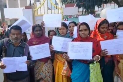 बेगूसराय में बुलडोजर का खौफ: 50 साल से रह रहे 200 महादलित परिवारों को उजाड़ने का नोटिस, कलेक्ट्रेट पहुंचे पीड़ित 2