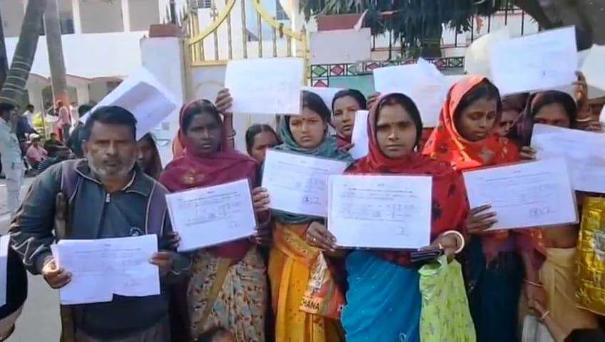 बेगूसराय में बुलडोजर का खौफ: 50 साल से रह रहे 200 महादलित परिवारों को उजाड़ने का नोटिस, कलेक्ट्रेट पहुंचे पीड़ित 14