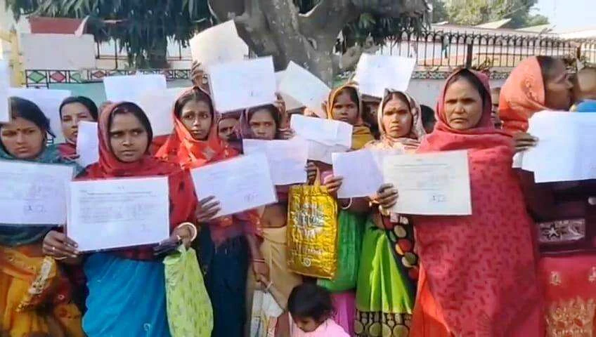 बेगूसराय में बुलडोजर का खौफ: 50 साल से रह रहे 200 महादलित परिवारों को उजाड़ने का नोटिस, कलेक्ट्रेट पहुंचे पीड़ित 3