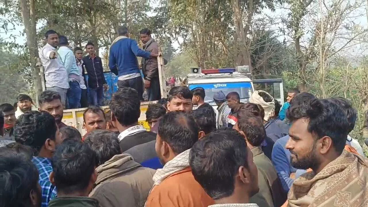 बेगूसराय में ससुराल से लौट रहे किसान की संदिग्ध मौत, परिजनों ने कहा- गला दबाकर हत्या के बाद सड़क किनारे फेंका शव, परिजनों में मचा कोहराम 2