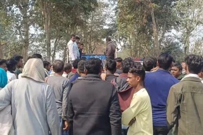 बेगूसराय में ससुराल से लौट रहे किसान की संदिग्ध मौत, परिजनों ने कहा- गला दबाकर हत्या के बाद सड़क किनारे फेंका शव, परिजनों में मचा कोहराम 29