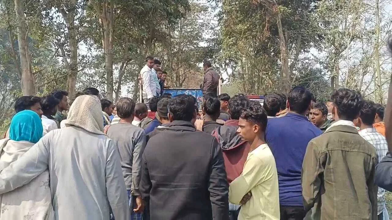 बेगूसराय में ससुराल से लौट रहे किसान की संदिग्ध मौत, परिजनों ने कहा- गला दबाकर हत्या के बाद सड़क किनारे फेंका शव, परिजनों में मचा कोहराम 12