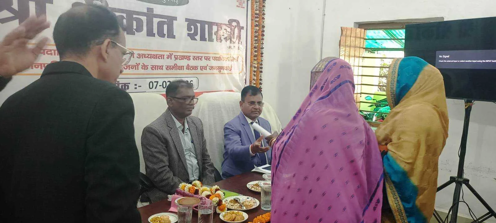 वीरपुर में डीएम ने घंटों की प्रखंड व अंचल कार्यालय की समीक्षा, मुखिया बोले- जलजमाव से निजात दिलाएं, बाजार में बने ढक्कनयुक्त नाला 2