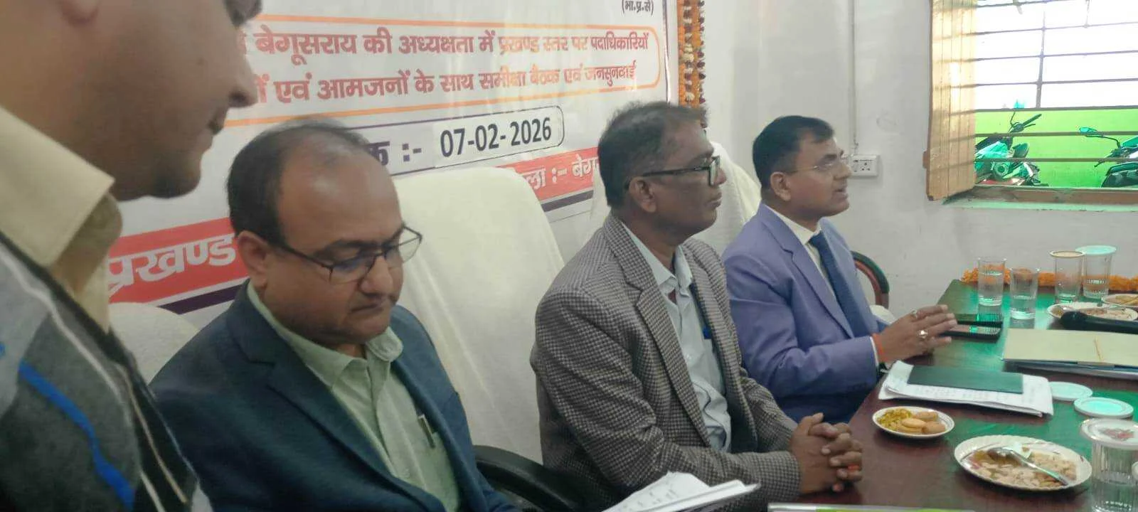 वीरपुर में डीएम ने घंटों की प्रखंड व अंचल कार्यालय की समीक्षा, मुखिया बोले- जलजमाव से निजात दिलाएं, बाजार में बने ढक्कनयुक्त नाला 3