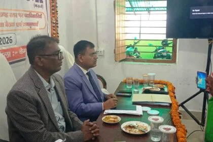 वीरपुर में डीएम ने घंटों की प्रखंड व अंचल कार्यालय की समीक्षा, मुखिया बोले- जलजमाव से निजात दिलाएं, बाजार में बने ढक्कनयुक्त नाला 33