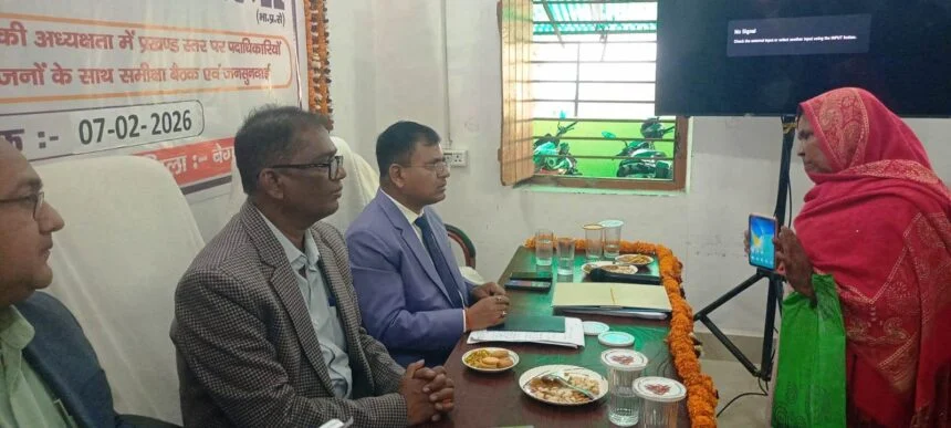 वीरपुर में डीएम ने घंटों की प्रखंड व अंचल कार्यालय की समीक्षा, मुखिया बोले- जलजमाव से निजात दिलाएं, बाजार में बने ढक्कनयुक्त नाला 1