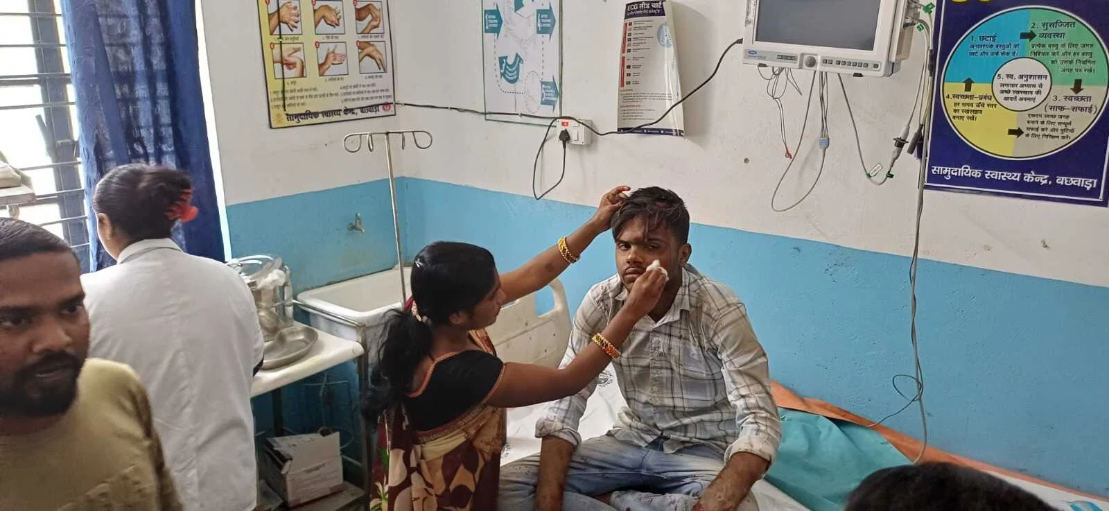 बछवाड़ा के मुरलीटोल–विद्यापति पथ पर ट्रक ने बाइक को मारी ठोकर, दो युवक गंभीर रूप से घायल, चालक की हालत नाजुक 2