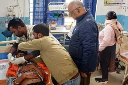 बछवाड़ा के मुरलीटोल–विद्यापति पथ पर ट्रक ने बाइक को मारी ठोकर, दो युवक गंभीर रूप से घायल, चालक की हालत नाजुक 17