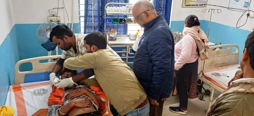 बछवाड़ा के मुरलीटोल–विद्यापति पथ पर ट्रक ने बाइक को मारी ठोकर, दो युवक गंभीर रूप से घायल, चालक की हालत नाजुक 1