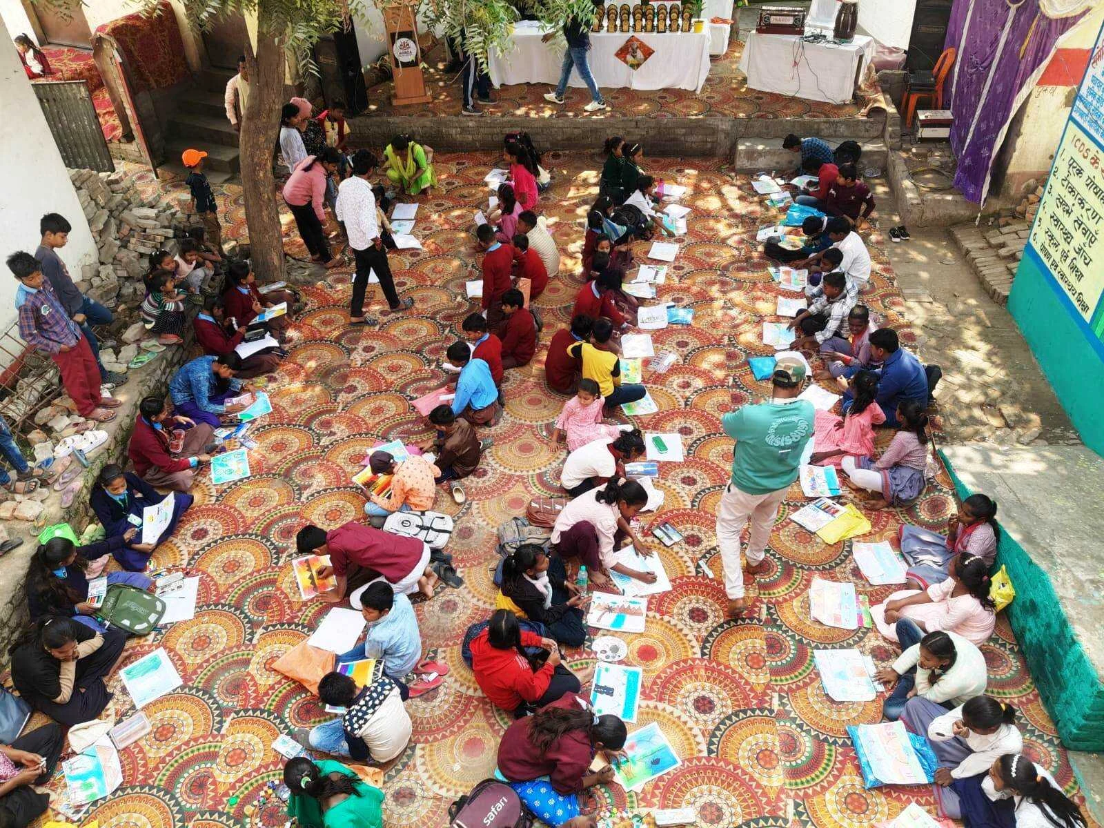 गुनगुनाती धूप में 189 बच्चों ने खुले आसमान के नीचे रंगों की छटा बिखेर कर देश को स्वच्छ रखने का दिया संदेश 2