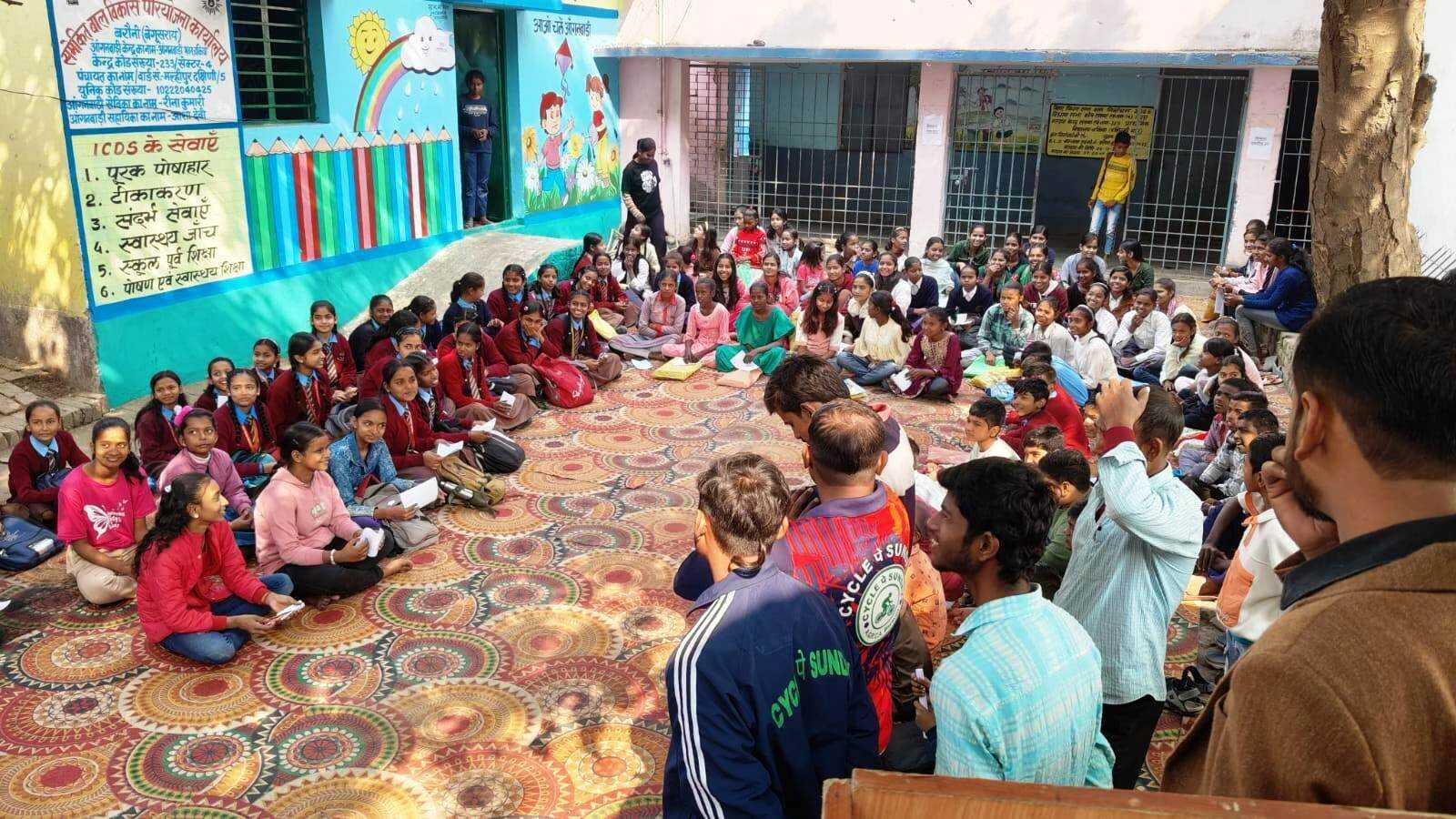 गुनगुनाती धूप में 189 बच्चों ने खुले आसमान के नीचे रंगों की छटा बिखेर कर देश को स्वच्छ रखने का दिया संदेश 4