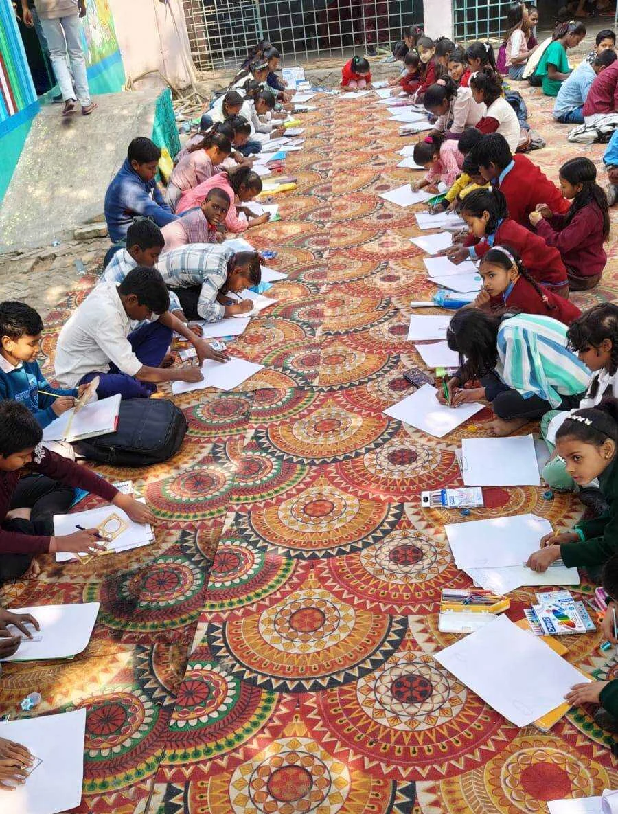 गुनगुनाती धूप में 189 बच्चों ने खुले आसमान के नीचे रंगों की छटा बिखेर कर देश को स्वच्छ रखने का दिया संदेश 3