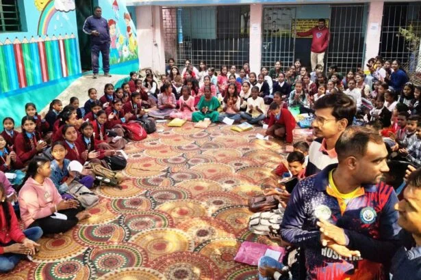 गुनगुनाती धूप में 189 बच्चों ने खुले आसमान के नीचे रंगों की छटा बिखेर कर देश को स्वच्छ रखने का दिया संदेश 3