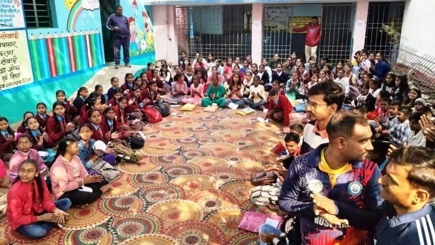 गुनगुनाती धूप में 189 बच्चों ने खुले आसमान के नीचे रंगों की छटा बिखेर कर देश को स्वच्छ रखने का दिया संदेश 1