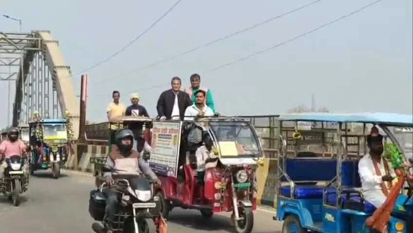 बेगूसराय में ई-रिक्सा चालक ने पांच सूत्री मांगों को लेकर नगर निगम समेत सरकार के खिलाफ किया जमकर प्रदर्शन 3