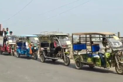 बेगूसराय में ई-रिक्सा चालक ने पांच सूत्री मांगों को लेकर नगर निगम समेत सरकार के खिलाफ किया जमकर प्रदर्शन 26