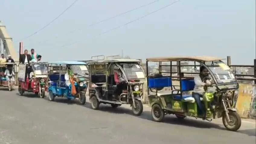 बेगूसराय में ई-रिक्सा चालक ने पांच सूत्री मांगों को लेकर नगर निगम समेत सरकार के खिलाफ किया जमकर प्रदर्शन 15