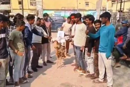 सांसद पप्पू यादव की गिरफ्तारी के बाद बिहार में सरकार के खिलाफ प्रदर्शन शुरू, बेगूसराय में  नितीश कुमार व सम्राट चौधरी का किया पुतला दहन 17