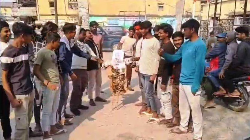 सांसद पप्पू यादव की गिरफ्तारी के बाद बिहार में सरकार के खिलाफ प्रदर्शन शुरू, बेगूसराय में  नितीश कुमार व सम्राट चौधरी का किया पुतला दहन 13