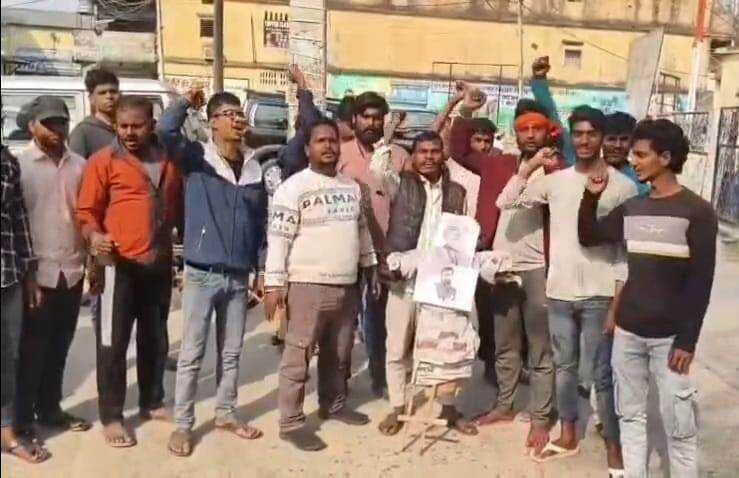सांसद पप्पू यादव की गिरफ्तारी के बाद बिहार में सरकार के खिलाफ प्रदर्शन शुरू, बेगूसराय में  नितीश कुमार व सम्राट चौधरी का किया पुतला दहन 3