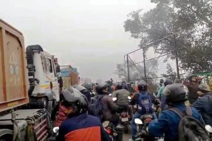 समस्तीपुर: बूढ़ी गंडक पुल पर दो ट्रक खराब होने से महाजाम, परीक्षार्थियों की छूटी परीक्षा 22